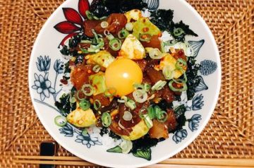 ヅケまぐろとアボカドのユッケ風どんぶり