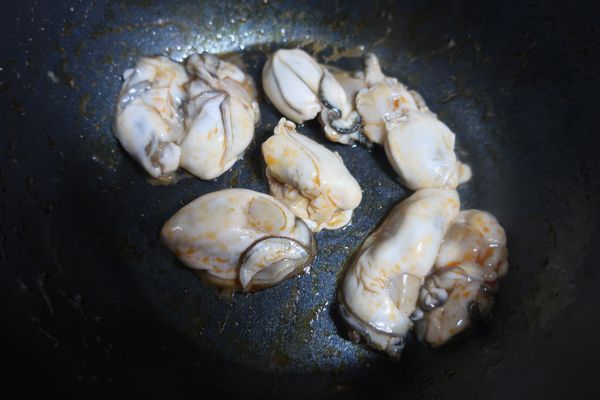 牡蠣をラー油で炒める