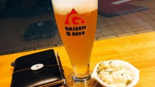 突き出しととりあえず一杯の地ビールで乾杯