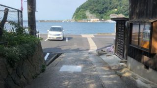 宿を出ると前の道からは海が見えた